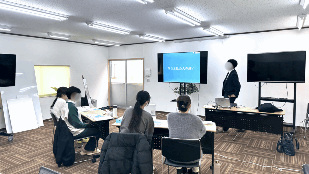 外部講師をお招きして、新入社員が社会人として活躍する条件というテーマについての研修をうけているところです。