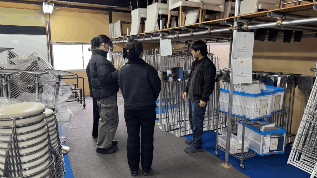 倉庫見学の模様。たくさんの商品が並んでいます