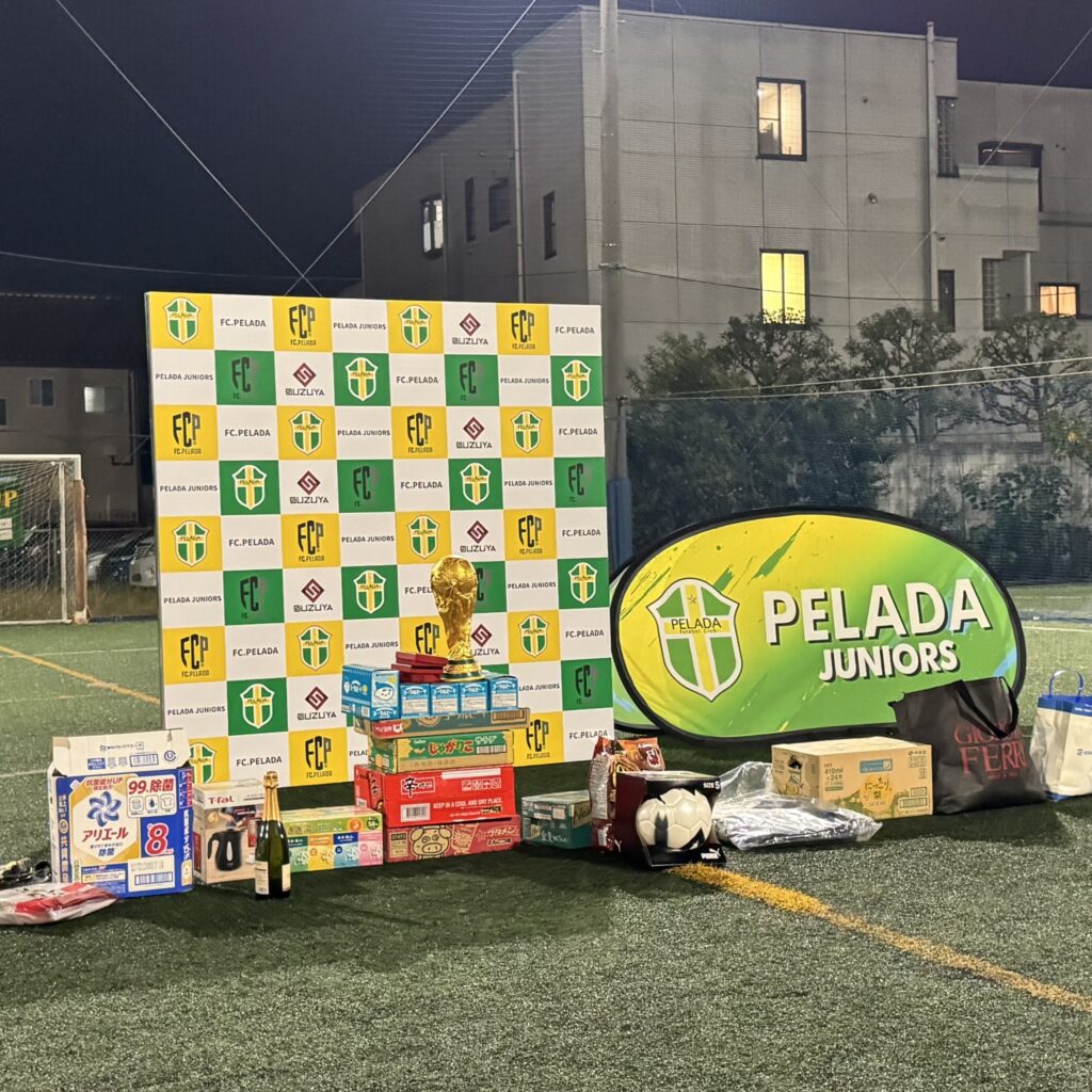 スズヤが作成したペラーダ×ボビーカップのフォトブースの写真。閉会式時なので商品もたくさん!