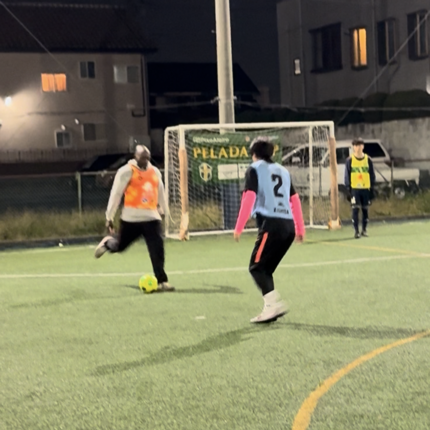 ボビーオロゴンさんとスズヤ社員が試合中に一対一になった場面