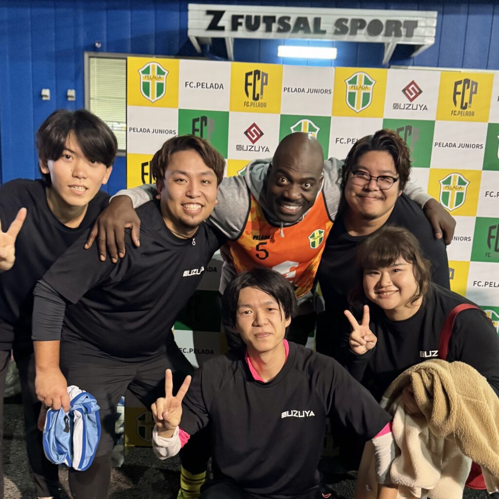 ボビーオロゴンさんとスズヤ社員で記念撮影!